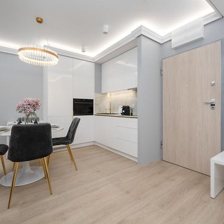 Elegant Apartment With Balcony By The Oder River In Wroclaw By Renters Prestige ภายนอก รูปภาพ