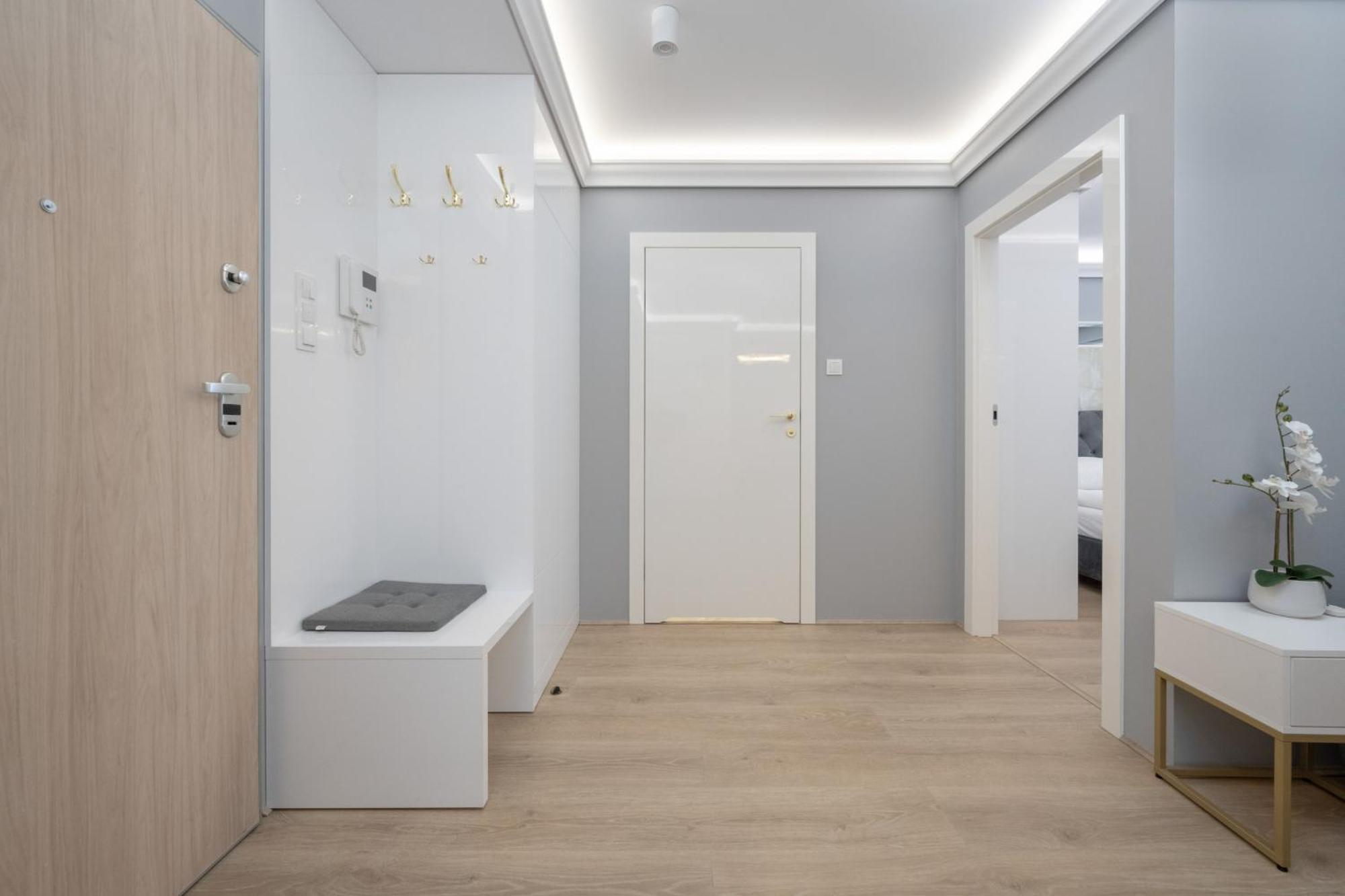 Elegant Apartment With Balcony By The Oder River In Wroclaw By Renters Prestige ภายนอก รูปภาพ