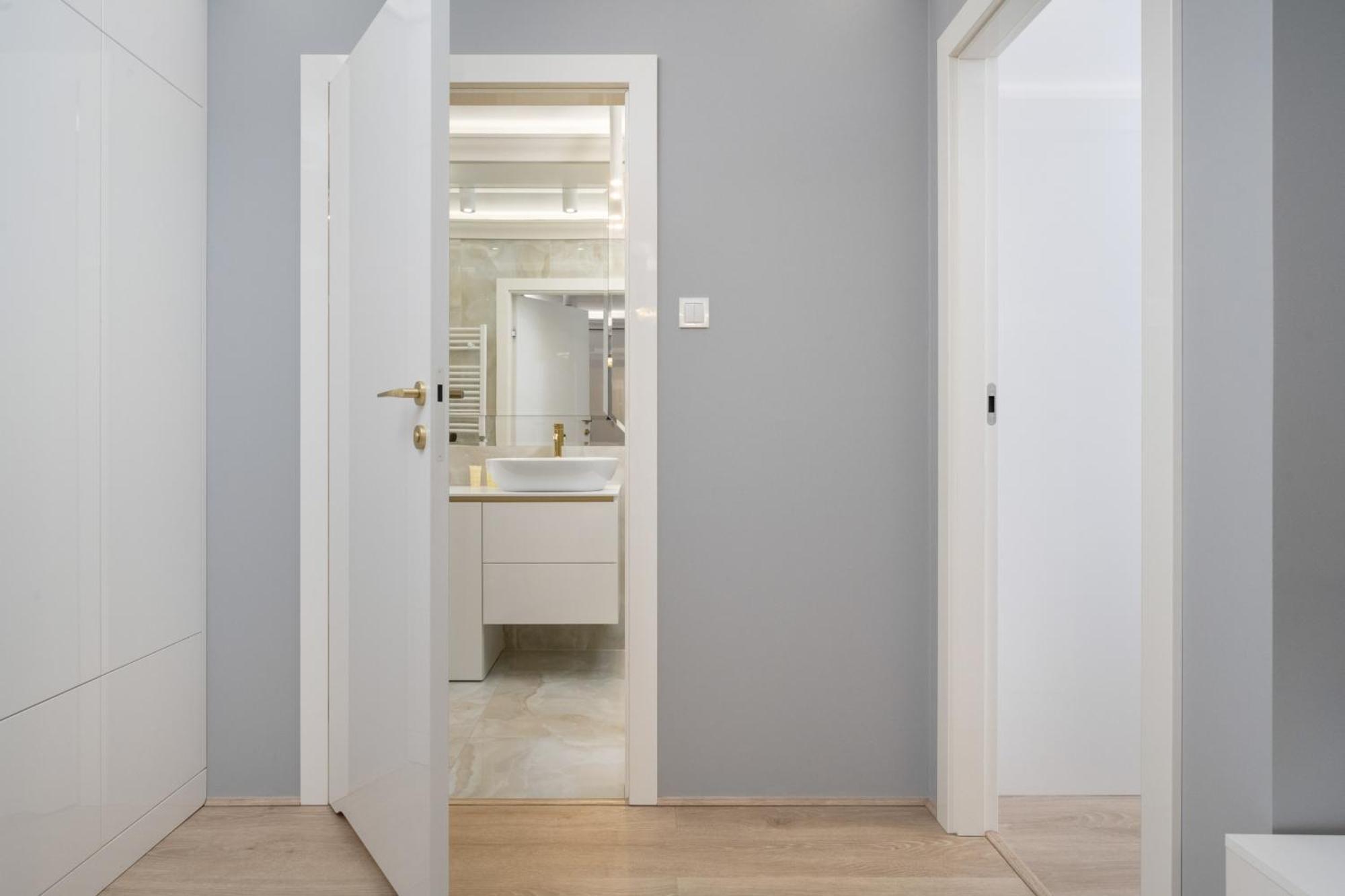 Elegant Apartment With Balcony By The Oder River In Wroclaw By Renters Prestige ภายนอก รูปภาพ