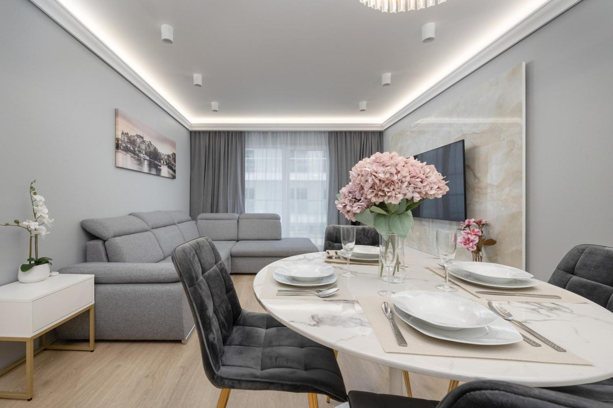 Elegant Apartment With Balcony By The Oder River In Wroclaw By Renters Prestige ภายนอก รูปภาพ