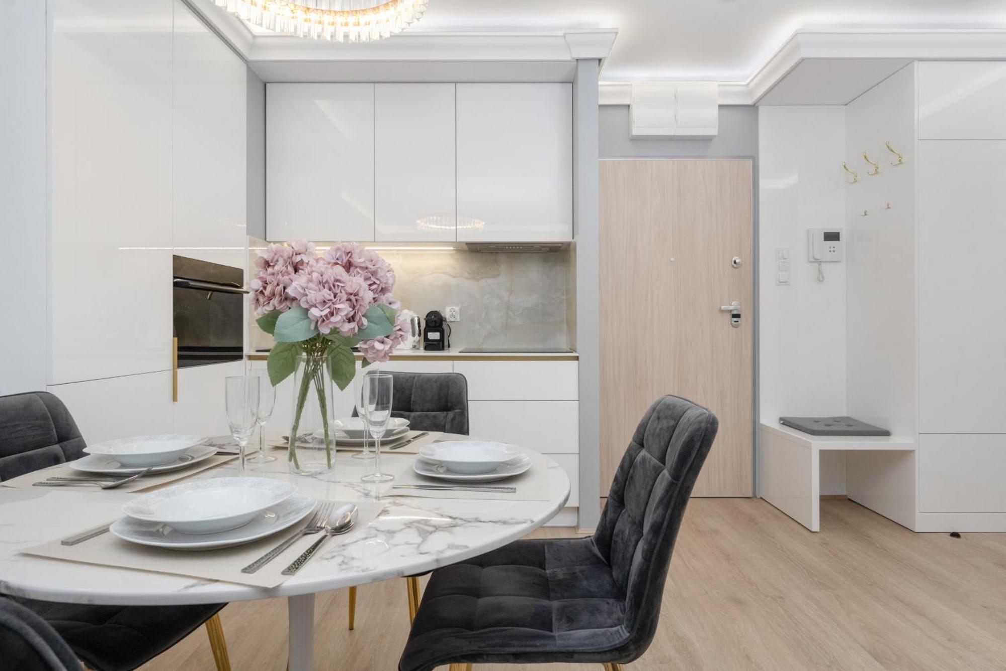 Elegant Apartment With Balcony By The Oder River In Wroclaw By Renters Prestige ภายนอก รูปภาพ